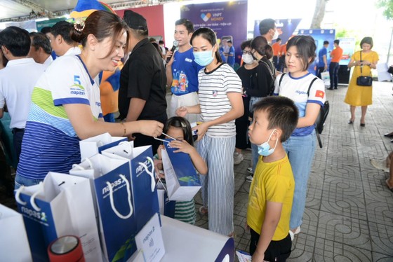 Hàng trăm công nhân tham gia 'Chợ phiên không tiền mặt' tại KCX Linh Trung ảnh 1