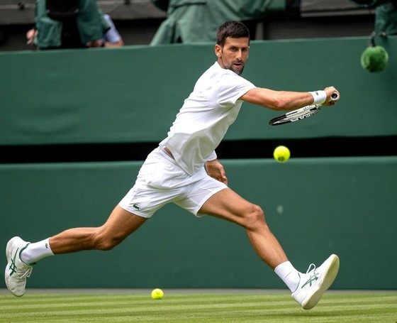 Tay vợt Novak Djokovic trong một buổi tập ở sân All England Club, chuẩn bị cho giải Wimbledon năm 2022