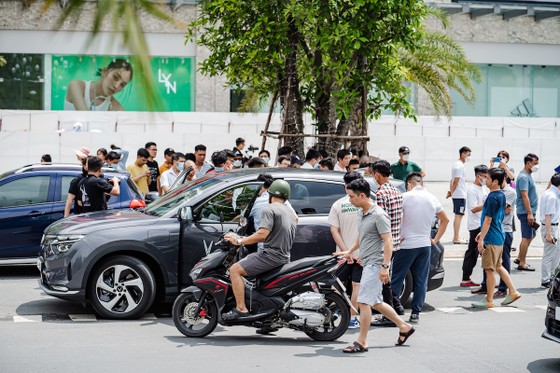 Hàng nghìn khách xếp hàng để lái thử VF 8, nhiều người tranh thủ chốt cọc sớm ảnh 4
