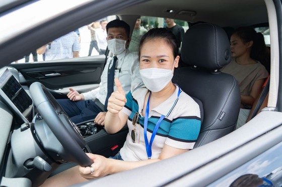Hàng nghìn khách xếp hàng để lái thử VF 8, nhiều người tranh thủ chốt cọc sớm ảnh 5