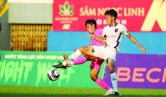 CLB Sài Gòn (trái) càng chơi càng hụt hơi ở đấu trường V-League. Ảnh: DŨNG PHƯƠNG
