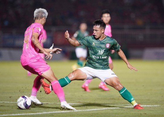 CLB Sài Gòn và TPHCM (phải) đang chơi khá trầy trật ở V-League 2022. Ảnh: DŨNG PHƯƠNG