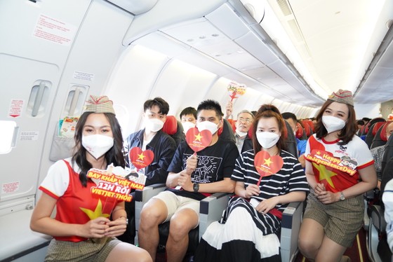 Bay khắp Việt Nam cùng những chuyến bay tràn ngập cờ đỏ sao vàng Ngày Quốc khánh ảnh 10