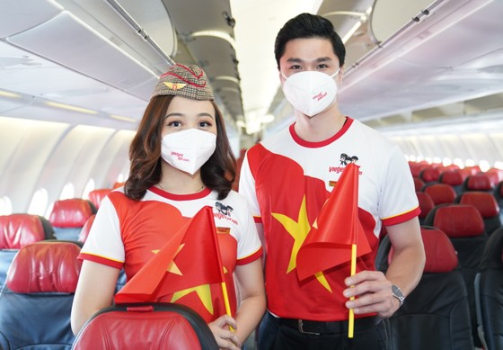 Bay khắp Việt Nam cùng những chuyến bay tràn ngập cờ đỏ sao vàng Ngày Quốc khánh ảnh 1
