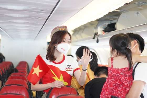 Bay khắp Việt Nam cùng những chuyến bay tràn ngập cờ đỏ sao vàng Ngày Quốc khánh ảnh 2