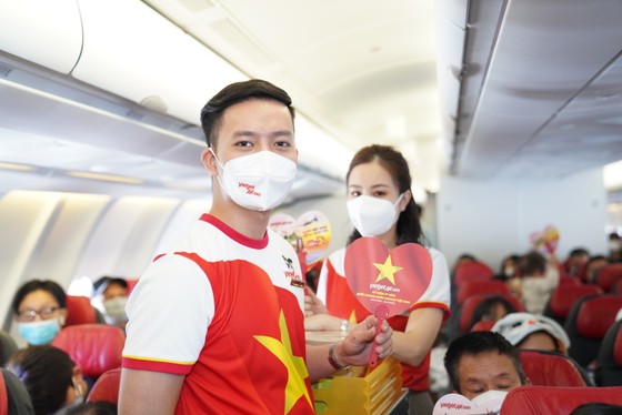 Bay khắp Việt Nam cùng những chuyến bay tràn ngập cờ đỏ sao vàng Ngày Quốc khánh ảnh 5