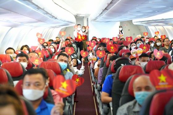 Bay khắp Việt Nam cùng những chuyến bay tràn ngập cờ đỏ sao vàng Ngày Quốc khánh ảnh 8