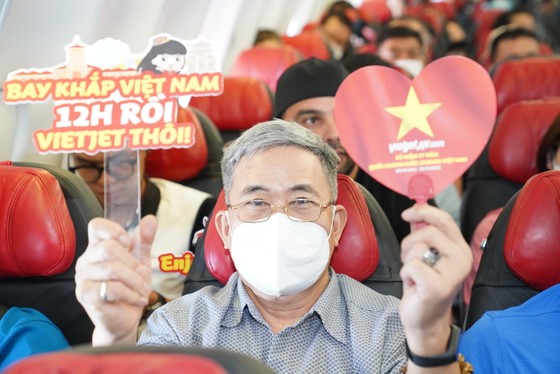 Bay khắp Việt Nam cùng những chuyến bay tràn ngập cờ đỏ sao vàng Ngày Quốc khánh ảnh 9