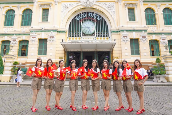 Bay khắp Việt Nam cùng những chuyến bay tràn ngập cờ đỏ sao vàng Ngày Quốc khánh ảnh 13