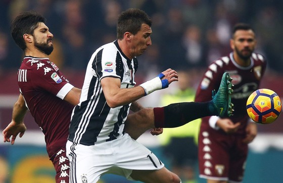 Hậu vệ Luca Rossettini (trái, Torino) cản phá Mario Mandzukic (Juventus) .