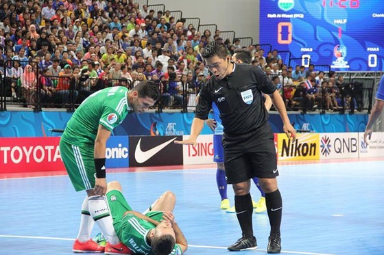 Trọng tài Trương Quốc Dũng làm nhiệm vụ tại một trận đấu ở giải quốc tế