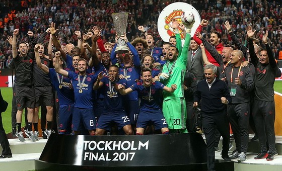 Các cầu thủ Manchester United hân hoan với danh hiệu vô địch Europa League 2017. Ảnh: Daily Mail