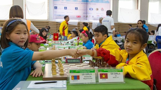 Hồ Ngọc Vy (phải) đoạt HCV cờ nhanh U8