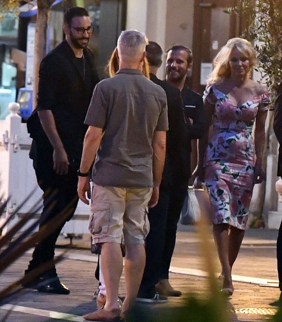 Pamela Anderson (bìa phải) liên tục đi chơi với Rami