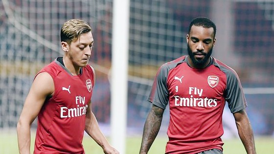 Sự phối hợp giữa Mesut Oezil (trái) và Alexandre Lacazette đang được kỳ vọng sẽ thay đổi Arsenal.
