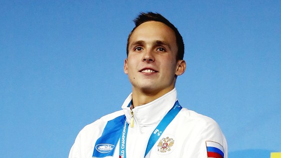 Anton Chupkov xúc động trên bục nhận huy chương vàng