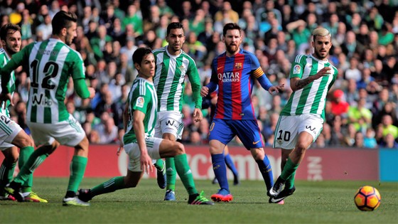 Messi (thứ hai bên phải) và Barca sẽ gặp nhiều khó khăn trước Betis