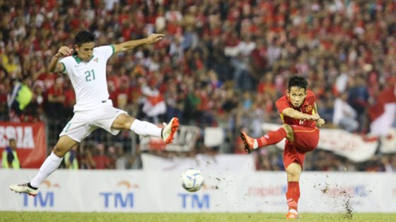 Hồng Duy tung cú sút trước hậu vệ Indonesia. Ảnh: DŨNG PHƯƠNG