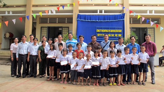Tặng học bổng, quà và máy vi tính cho học sinh nghèo huyện Bến Cầu ảnh 2