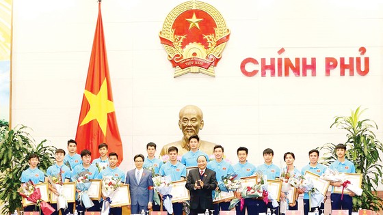 Thủ tướng Nguyễn Xuân Phúc và Phó Thủ tướng Vũ Đức Đam cùng các cầu thủ đội tuyển bóng đá U.23 Việt Nam