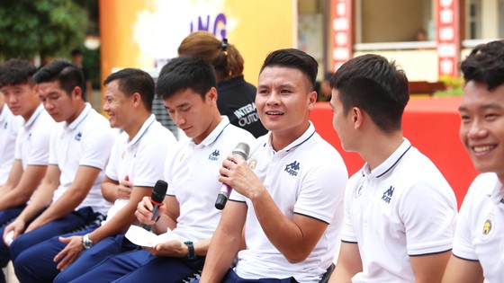Quang Hải, Bùi Tiến Dũng đeo mặt nạ trung thu truyền cảm hứng tại Strong Vietnam ảnh 5