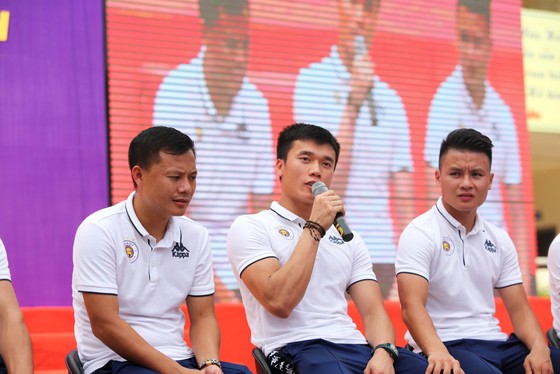 Quang Hải, Bùi Tiến Dũng đeo mặt nạ trung thu truyền cảm hứng tại Strong Vietnam ảnh 6