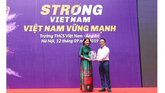 Quang Hải, Bùi Tiến Dũng đeo mặt nạ trung thu truyền cảm hứng tại Strong Vietnam ảnh 8