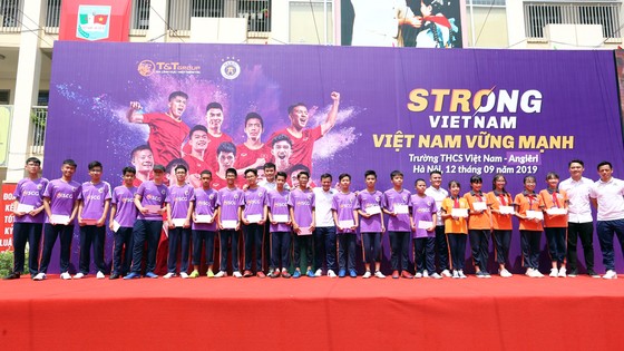Quang Hải, Bùi Tiến Dũng đeo mặt nạ trung thu truyền cảm hứng tại Strong Vietnam ảnh 7