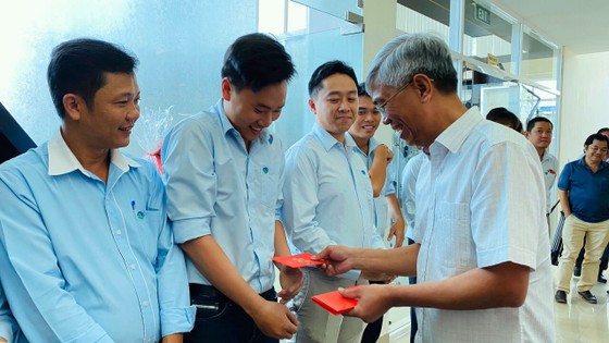 Lãnh đạo UBND TPHCM thăm, chúc tết công nhân xử lý rác ảnh 1