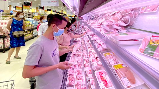 Nguồn cung thịt heo dồi dào nhưng giá vẫn cao ảnh 1