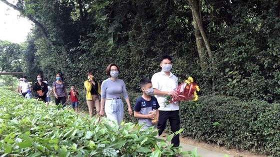 Hàng ngàn lượt khách về thăm quê Bác ảnh 1