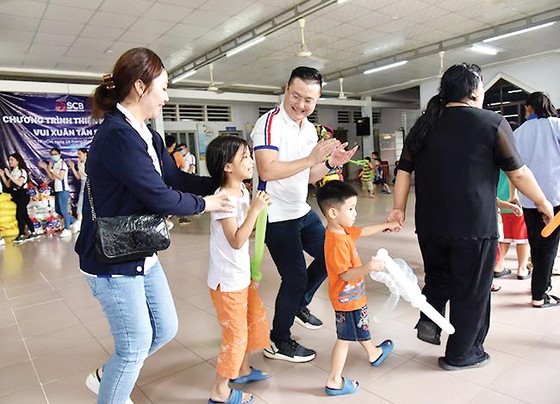 SCB làm thiện nguyện đầu năm ở ba mái ấm huyện Củ Chi ảnh 2