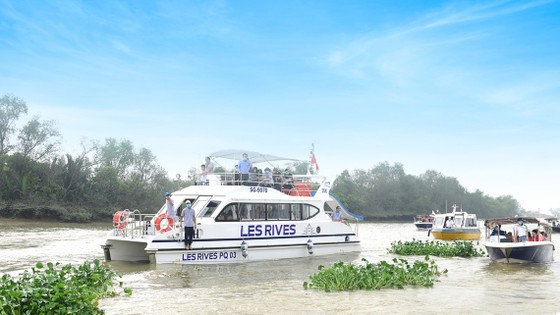 Độc đáo tour trải nghiệm biệt thự mẫu đô thị đảo Phượng Hoàng - Aqua City bằng đường sông ảnh 2