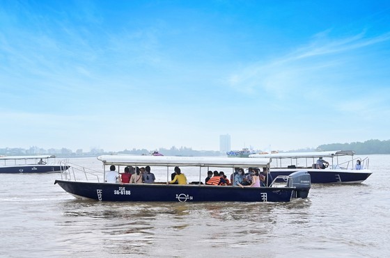 Độc đáo tour trải nghiệm biệt thự mẫu đô thị đảo Phượng Hoàng - Aqua City bằng đường sông ảnh 6