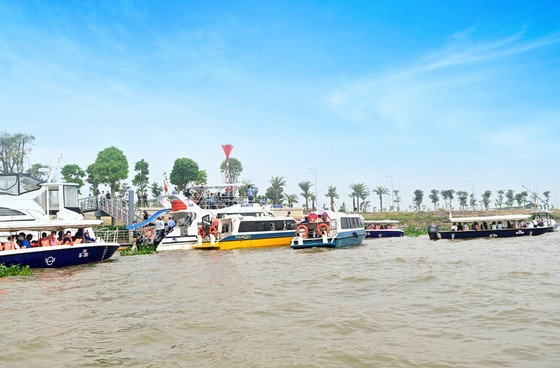 Độc đáo tour trải nghiệm biệt thự mẫu đô thị đảo Phượng Hoàng - Aqua City bằng đường sông ảnh 7