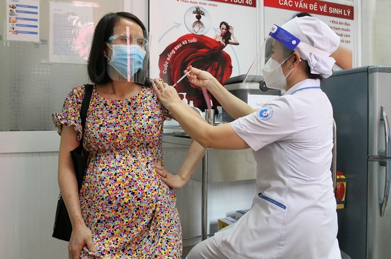 Tiêm vaccine Covid-19 cho thai phụ: Nhiều lợi ích hơn nguy cơ ảnh 1