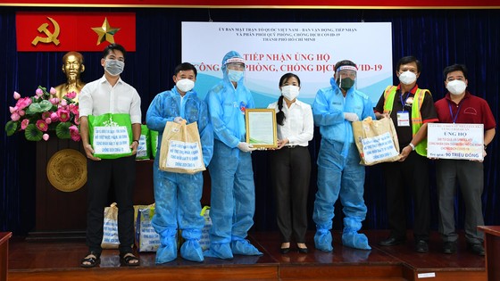 Tiểu đoàn DK1, Vùng 2 Hải quân tặng 300 'Túi quà an sinh' hỗ trợ người dân TPHCM ảnh 1