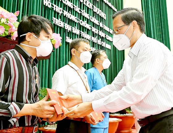 Trân quý y bác sĩ, cán bộ, chiến sĩ sát cánh TPHCM chống dịch ảnh 1