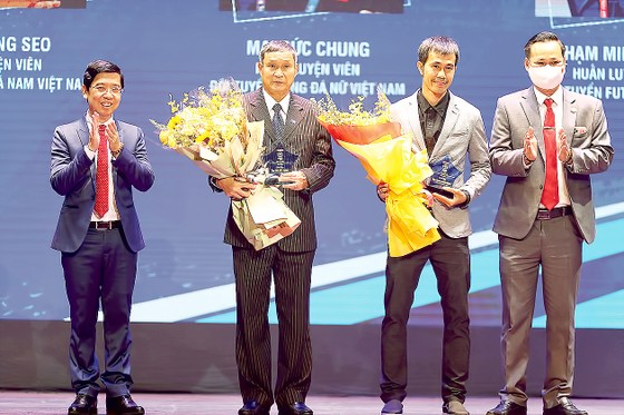Gala trao giải Quả bóng vàng Việt Nam năm 2021: Đêm của những người chiến thắng ảnh 5