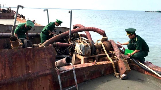 Nhức nhối khai thác cát trái phép trên biển Cần Giờ ảnh 2