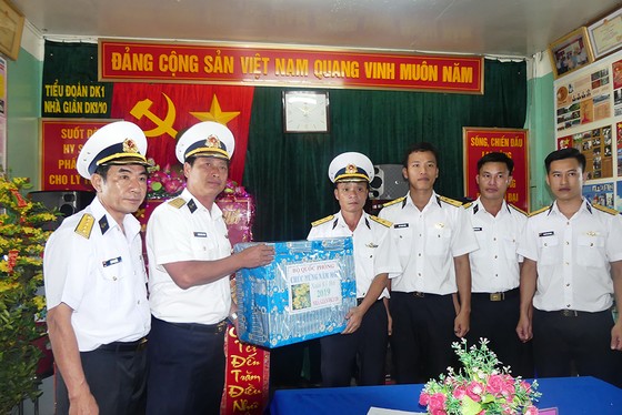 Đoàn công tác Vùng 2 Hải quân kết thúc chuyến thăm, tặng quà tết tại thềm lục địa phía Nam ảnh 1