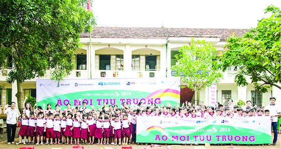 Trao tặng 2.200 'Áo mới tựu trường 2019' tại Bù Gia Mập, tỉnh Bình Phước ảnh 3