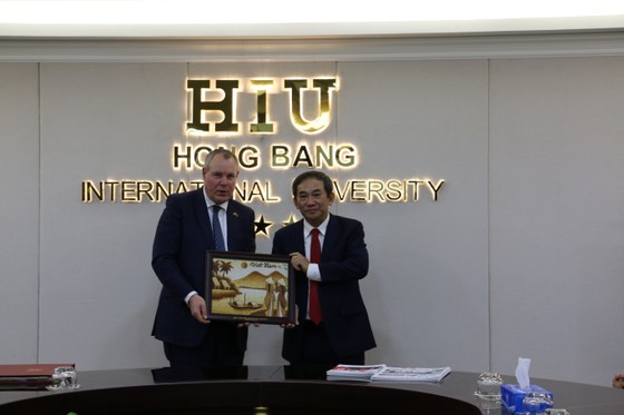 Sinh viên HIU có cơ hội nhận bằng Anh quốc với chương trình du học tại chỗ ảnh 2