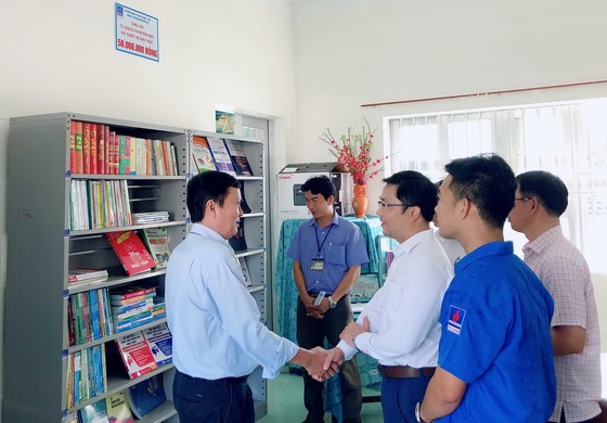 Tài trợ 870 triệu đồng cho Chương trình 'Trao tặng tủ sách' ảnh 1