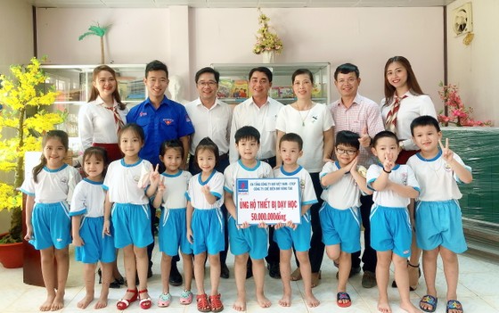 Tài trợ 870 triệu đồng cho Chương trình 'Trao tặng tủ sách' ảnh 3