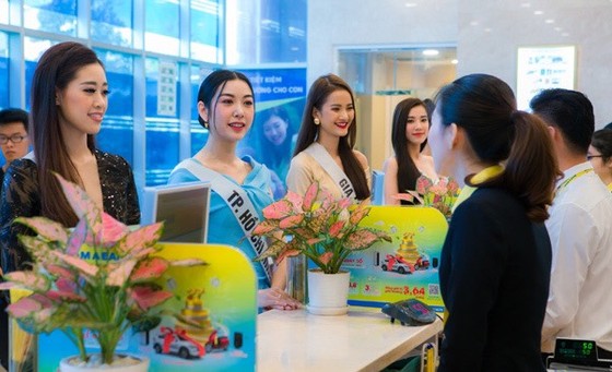 Nam A Bank trao thẻ JCB cho tân Hoa hậu Hoàn vũ Việt Nam 2019 ảnh 2