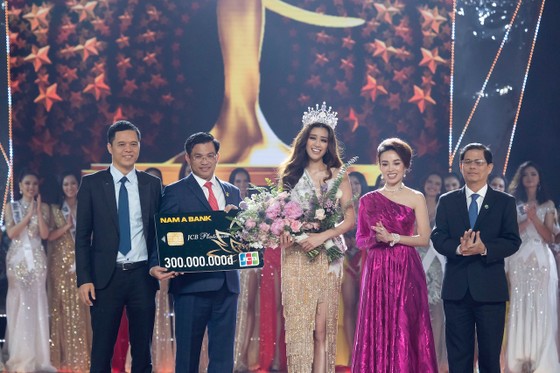 Nam A Bank trao thẻ JCB cho tân Hoa hậu Hoàn vũ Việt Nam 2019 ảnh 1