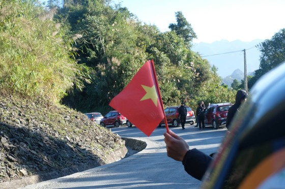 Tự hào lá cờ Việt Nam trên hành trình chinh phục miền biên ải ảnh 6