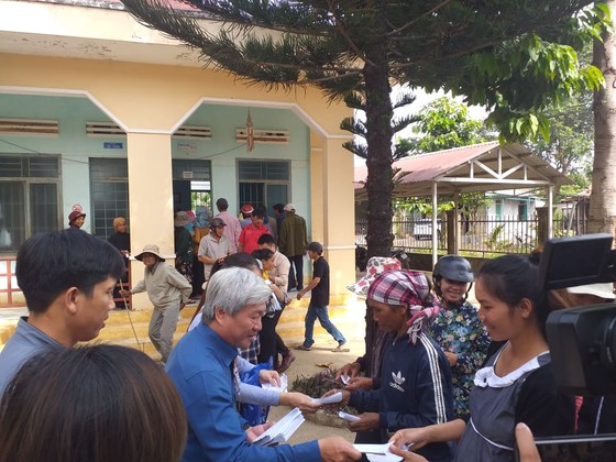 Khám bệnh và tặng quà tết cho người nghèo tại huyện Lắk, Đắk Lắk ảnh 5