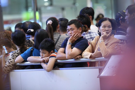 Ngột ngạt ở sảnh đón ga quốc tế ảnh 1